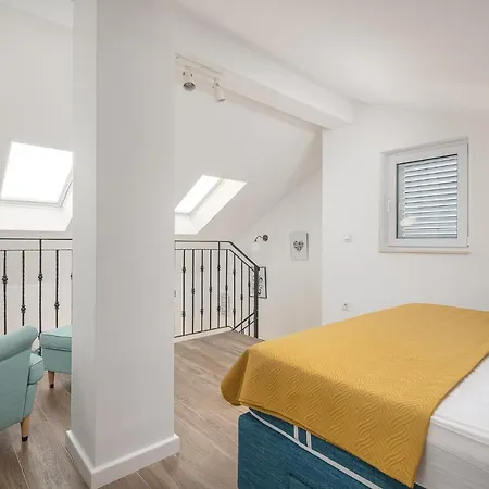 アパート Maria ムリニ