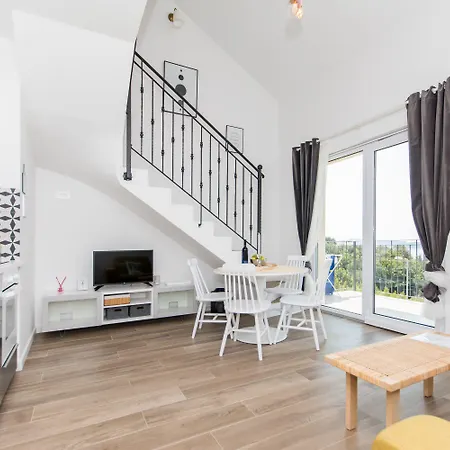 アパート Maria ムリニ